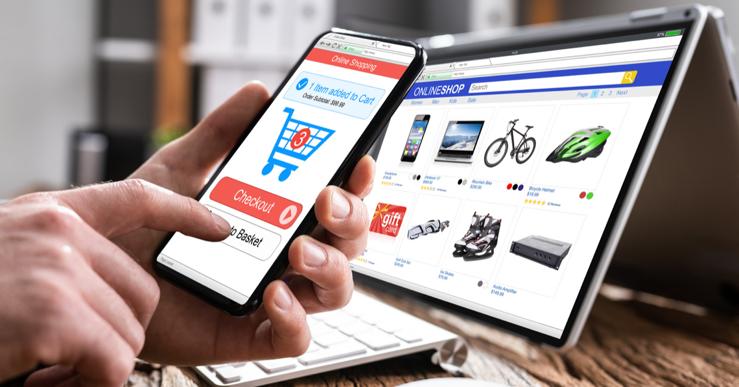 mão segurando smartphone e um e-commerce na tela