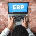 ERP é um sistema de gestão empresarial que integra as informações de uma empresa. Descubra como ele funciona, vantagens e como implementar.