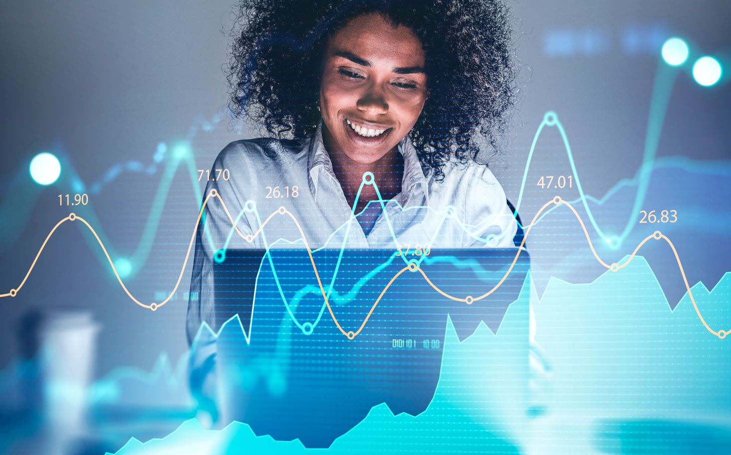 imagem ilustrativa do post, com uma mulher negra sorrindo ao mexer no computador com efeitos de gráficos em sua frente
