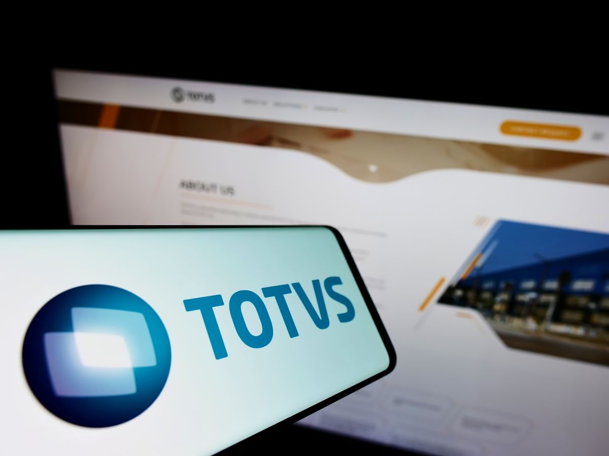 Imagem de computador e celular com logo da TOTVS representando o post de cadastro de fornecedores no Protheus