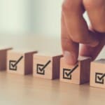Bloquinhos com checklist para representar o post sobre como manter a compliance usando documentos fiscais